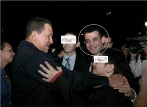 Ghazi Nasr al Din en una foto con el fallecido presidente Hugo Chávez. (La Patilla)