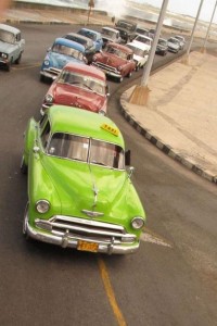 Fila de autos en La Habana, Cuba. Fuente: Matías Claret