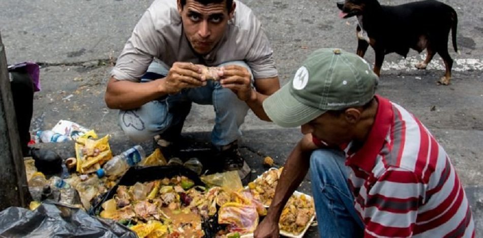 Con una inflación desbordada, los venezolanos buscan sobrevivir con los salarios más bajos de la región, otros urgan en la basura, y los más pequeños mueren por desnutrición. (Twitter)
