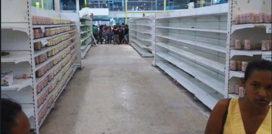 Miles de venezolanos salieron a las calles para hacer acopio de alimentos y otros productos básicos; la idea, es abastecerse ante cualquier contingencia (Twitter)