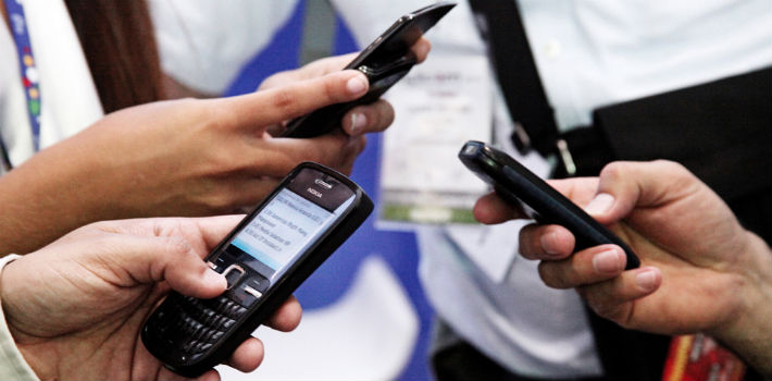 Con el proyecto de subsidiar el internet móvil, el Gobierno espera que más usuarios tenga acceso a la web a través de sus celulares (Flickr)