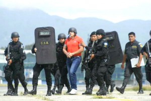 El capo del narcotráfico guatemalteco fue escoltado bajo extremas medidas de seguridad, para ser trasladado a Estados Unidos. (La Hora)