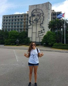 Mientras estaba en Cuba Katarina se tomó una foto con Ludwig von Meses en su camisa y la imagen del Che Guevara de fondo. 