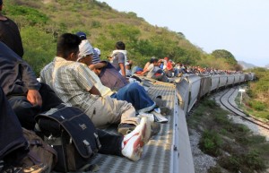 Migrantes en el tren denominado “La Bestia”. Fuente: José Alberto Donis Rodríguez