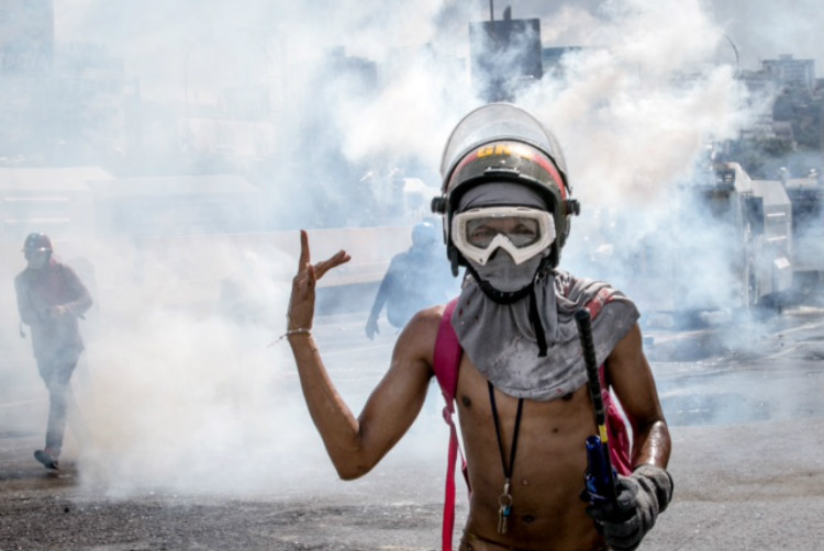 Jóvenes de la resistencia enfrentan la represión del régimen de Maduro (Leo Álvarez)