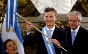 Macri recibió los atributos de mando de la mano del presidente provicional Federico