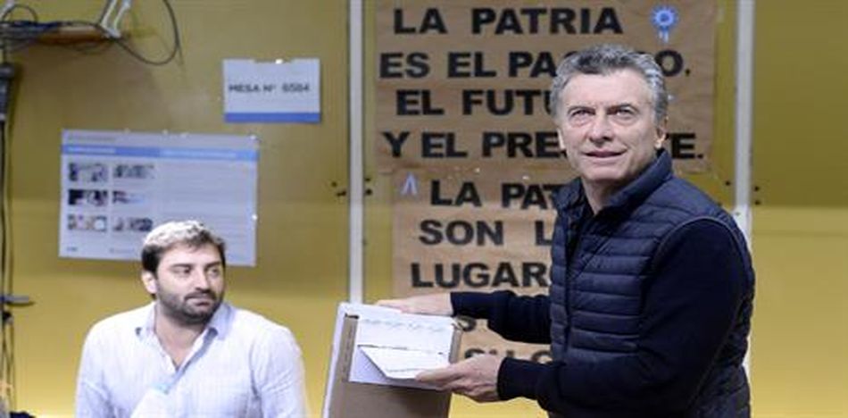 El presidente votando ayer en la Ciudad de Buenos Aires, donde consiguió un triunfo de la mano de Carrió. (Twitter)