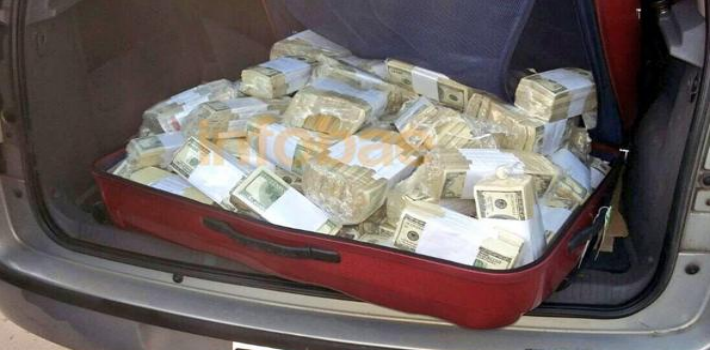La maleta con fajos de dólares que fue encontrada por la policía bonaerense en (Infobae)