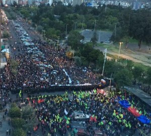 Casi 250 policías separaron ambos bandos en Quito. (Twitter)