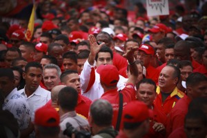 Presidente Maduro congregó a cientos de seguidores en las afueras del palacio presidencial (Minci)