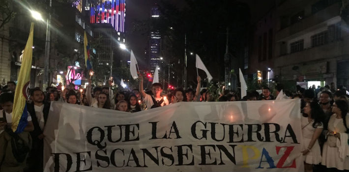 Los colombianos que apoyaron y rechazaron el acuerdo, asistieron juntos a la marcha para exigir paz en Colombia (Foto: Laura Forero Giraldo)