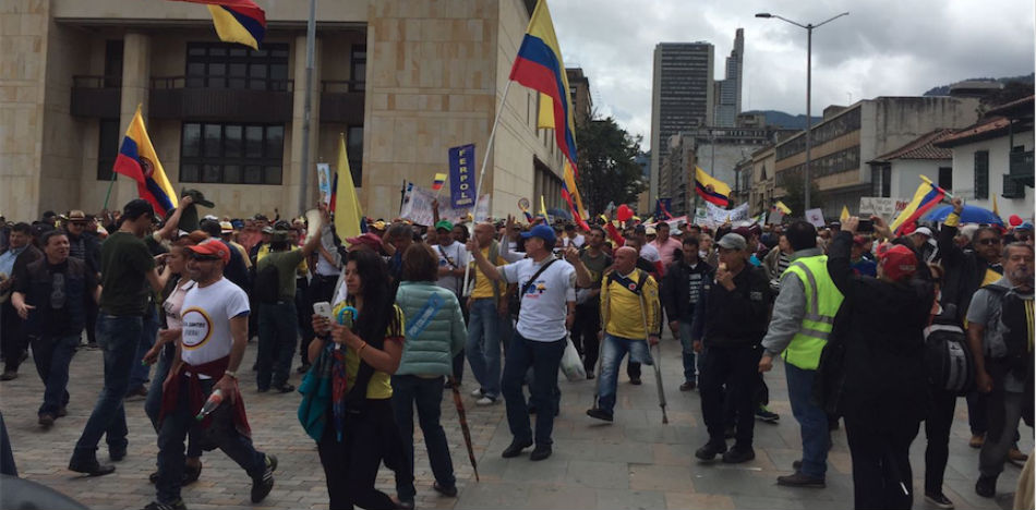 Los asistentes lograron llenar la Plaza de Bolivar, donde está el Congreso, la Alcaldía de Bogotá y el Palacio de Justicia (Foto: Julián Villabona)