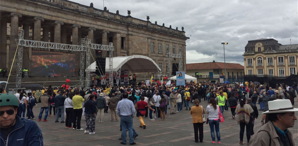 La Plaza de Bolivar iba siendo llenada poco a poco por los asistentes (Foto: Julián Villabona)