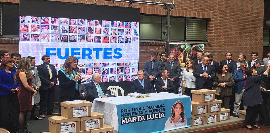 Este lunes la precandidata conservadora Marta Lucia Ramírez acompañada del expresidente Andres Pastrana entregó de manera oficial cerca de 900 mil firmas ante la Registraduría Nacional. (Twitetr)