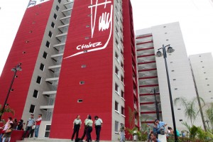 La firma de Chávez quedó estampada en todos los edificios de la Misión Vivienda. (Maduradas)