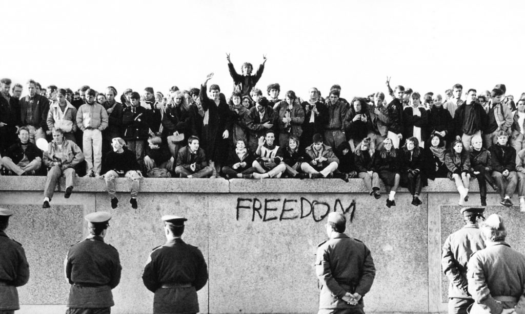 De mis fotos favoritas que representan libertad es esta del Muro de Berlín. Espero el día que de Venezuela salga una foto tan bella como esa. (The Guardian/GDR Museum)