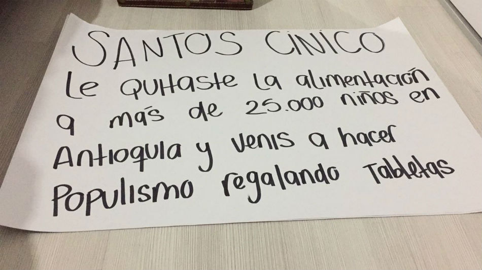 Esta es la pancarta que mostró Juliana Hernández en su protesta (Foto: Juliana Hernández)