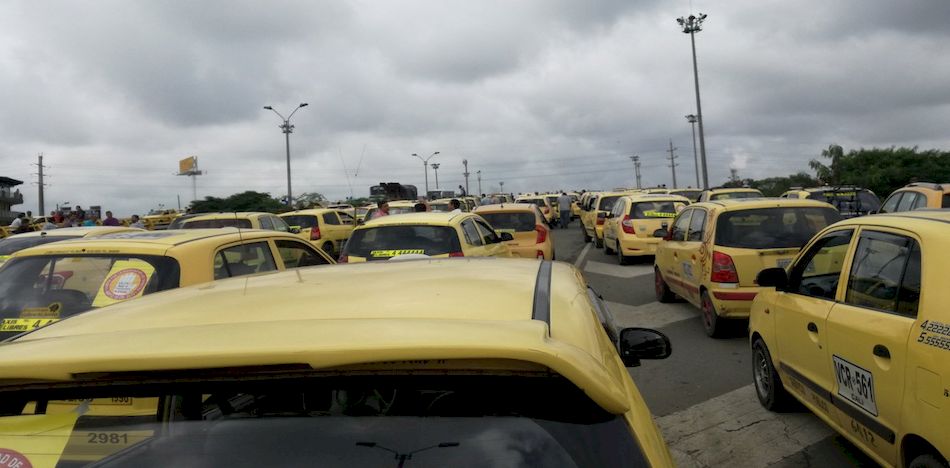 De acuerdo con el Distrito se impusieron 110 multas y se inmovilizaron 5 taxis mientras se registró la huelga. (Twitter)