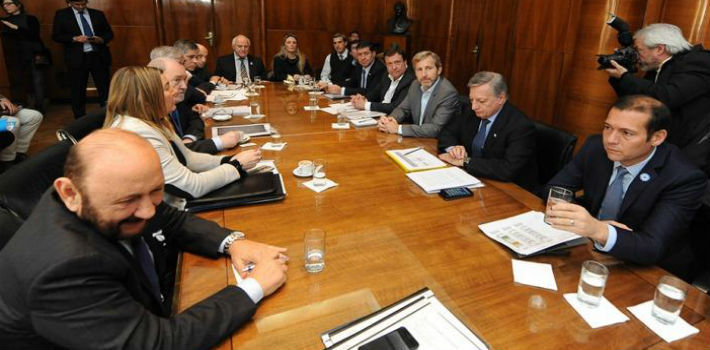 La decisión de poner tope al aumento del gas discutida en la reunión que sostuvieron representantes del Gobierno y los gobernadores de las provincias patagónicas (Télam)