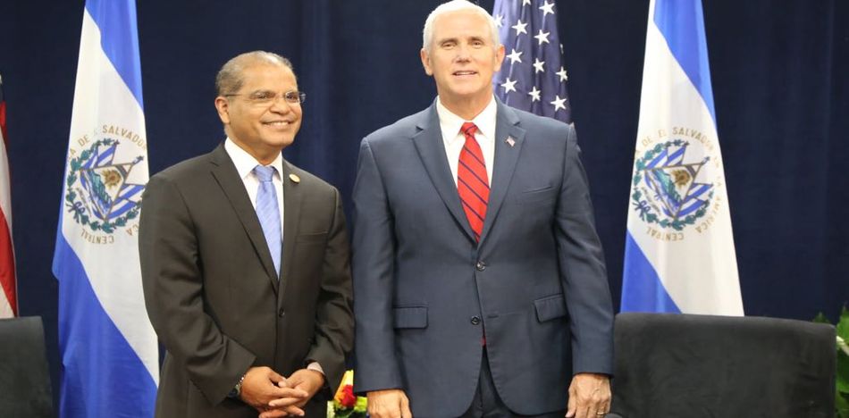 En la foto: el vicepresidente de El salvaro, Oscar Ortiz, con Mike Pence (Twitter)