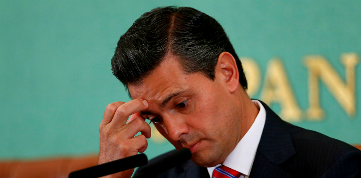El caso Ayotzinapa, el combate a la violencia y el precio del dólar pesaron en la baja de aceptación del mandatario mexicano. (El Tiempo)