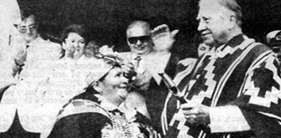 Febrero de 1989: Augusto Pinochet es nombrado "Gran Autoridad" por la colectividad mapuche chilena. (Twitter)