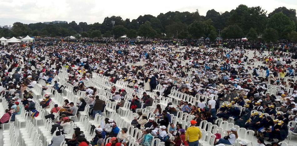 Los candidatos a la presidencia de Colombia no pierden ni un segundo, tras la visita del papa Francisco al país aprovecharon la misa en Bogotá para recoger firmas. (Twitter)