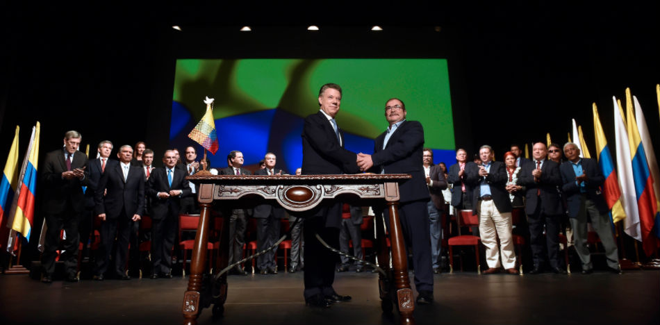 Tras un mes de renegociación, Timochenko y Santos firmaron el nuevo acuerdo de paz que podría ser sometido a plebiscito (Cesar Carrión - SIG)