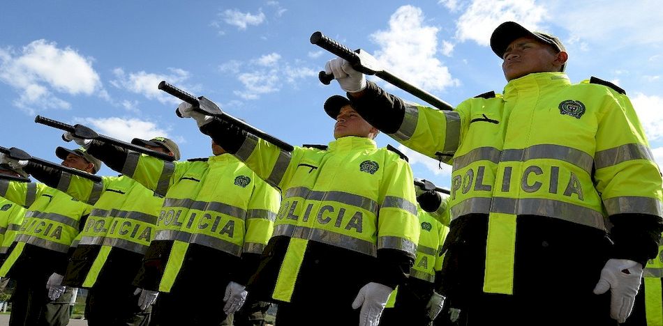 La entrada en vigencia del nuevo código de policía en Colombia ley 1801/2016 ha generado polémica por algunas de sus disposiciones. (Twitter)