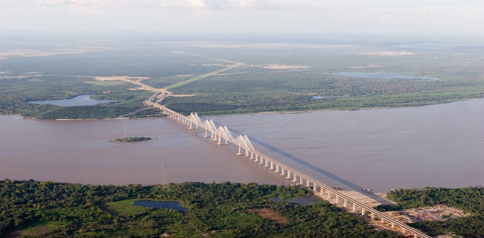  Puente sobre el río Orinoco, localizado en la ciudad de Puerto Ordaz. Esta es la mayor obra de infraestructura que se ha edificado en Venezuela (Odebrecht).