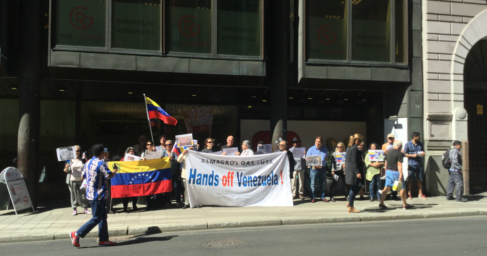 Durante el evento un grupo de manifestantes a favor del régimen de Maduro protestaron frente a la conferencia. (Adriana Peralta)