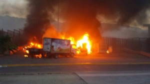 En Chilpancingo, manifestantes incendiaron autos estacionados en las cercanías del Palacio de Gobierno del Estado de Guerrero.