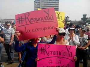 Los guatemaltecos llevaban carteles para mostrar su indignación. Foto: Pep Balcárcel