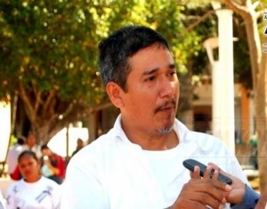 Familiares del periodista mexicano Moisés Sánchez Cerezo denuncian que un grupo de hombres armados lo secuestró en su hogar. 