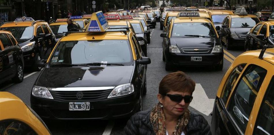 El año pasado las empresas de taxis cortaron las principales avenidas generando un caos total del tránsito. (Twitter)