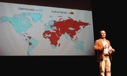 Thor Halvorssen muestra un mapa sobre el mundo libre y el que sufre autoritarismo. Crédito: Luis Peralta.
