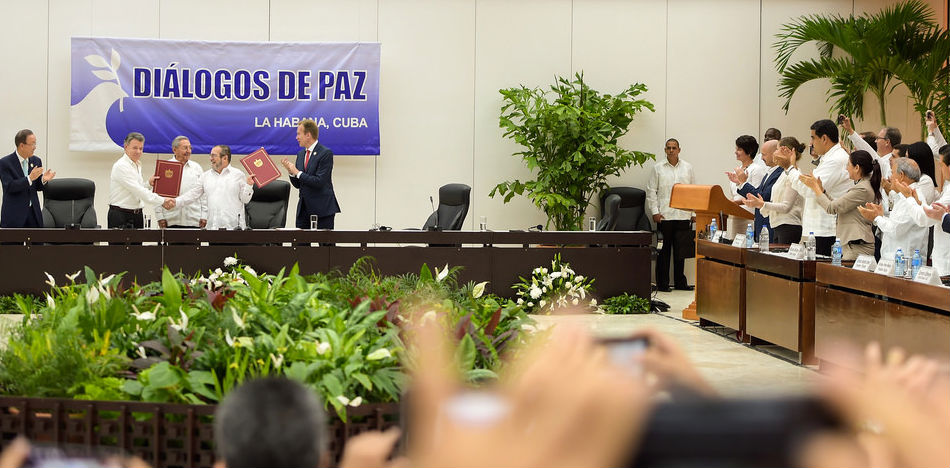 Momento en el que Juan Manuel Santos y Timochenko anunciaron la consecución del acuerdo que después fue rechazado por los colombianos (Flickr)