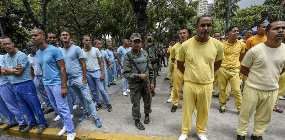 Militares Sacan A Presos A Limpiar Las Calles De Caracas