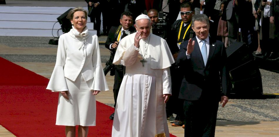 Esta vez María Clemencia de Santos, esposa del presidente Juan Manuel Santos, causó polémica por la vestimenta que uso al recibir al papa Francisco en su llegada a Colombia. (Twitter)
