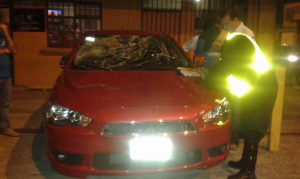 El vidrio frontal de un vehículo afiliado a Uber quedó destruido tras ser atacado por presuntos taxistas. <a href="https://www.facebook.com/pageUberCostaRica/photos/a.821809121270203.1073741828.821469061304209/823343211116794/?type=1&permPage=1"> Uber Costa Rica </a>