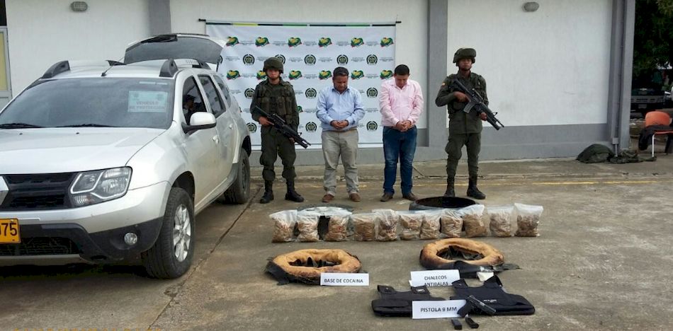 Las autoridades detectaron los 73 kilos de base de cocaína debido a un fuerte olor en el vehículo que se encontraban resguardados en las llantas. (Twitter)