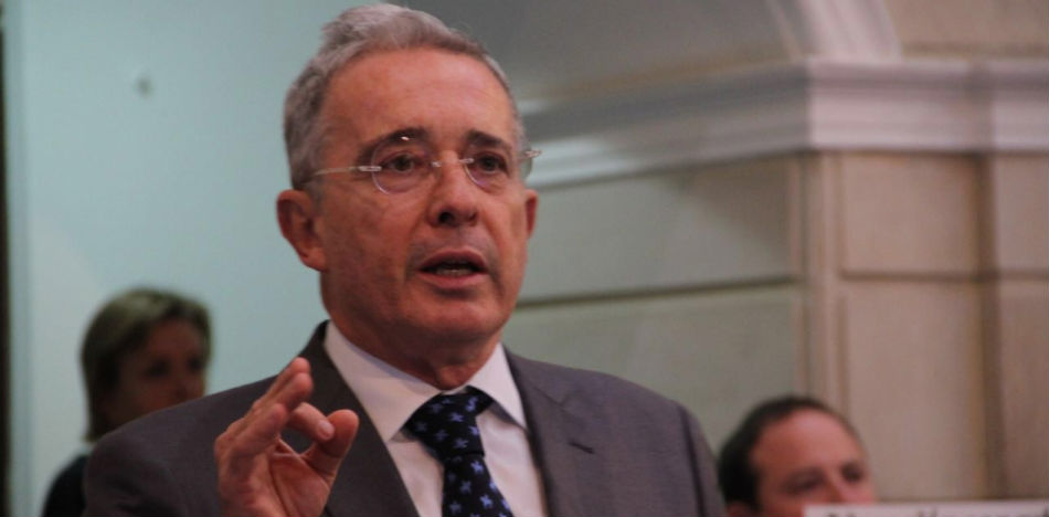 Uribe pone a disposición su fuero presidencial