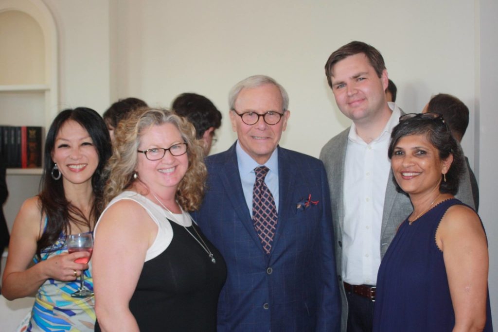  Amy Chua (su mentora), la tía Wee, Tom Brokaw, el autor y Lakshmi, su suegra. (J.D. Vance)