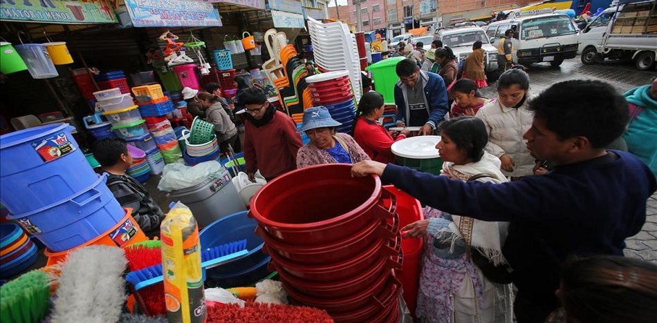 El decreto 2987, dictado ayer, establece que las empresas deben apoyar ante la crisis por agua. El Ministerio de Educación dispuso adelantar la vacación escolar en La Paz, Potosí y Chuquisaca (El periódico)