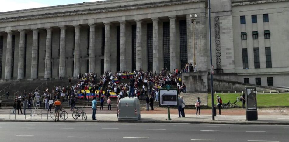 Un grupo de venezolanos se manifiesta en contra de Maduro en las escalinatas de la Universidad de Derecho en Buenos Aires. (Twitter)