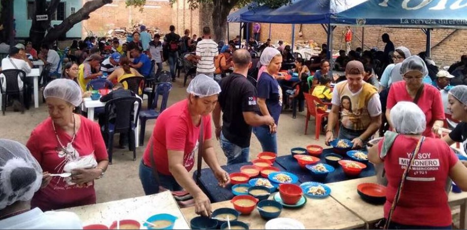 Un indignante video circuló a través de las redes sociales en el cual se observa a cientos de venezolanos en el centro de Cúcuta (Colombia), haciendo una larga fila para poder adquirir un plato de comida. (Twitter)