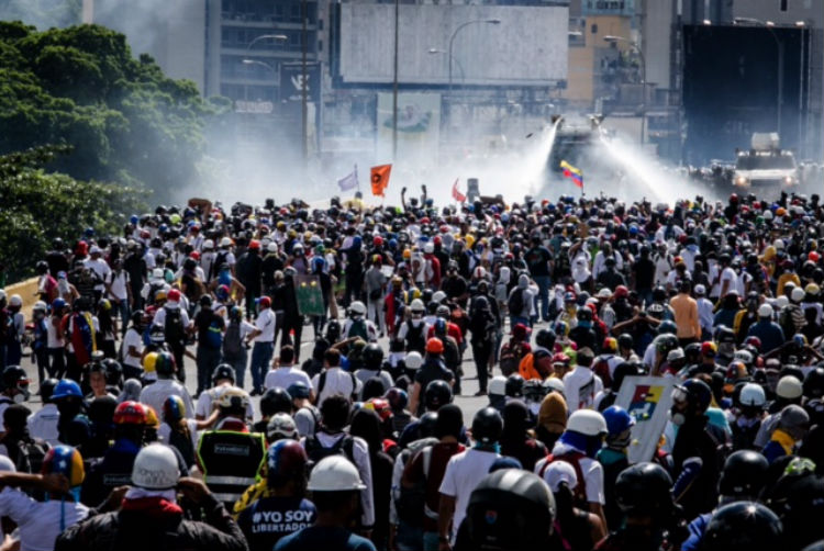 Venezolanos llevan 60 días resistiendo la violencia del régimen. (Leo Álvarez)