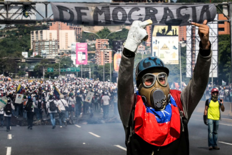 Manifestantes siguen acudiendo a las calles a pesar de la violencia del régimen. (Leo Álvarez)