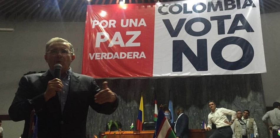 Pese a que el Gobierno Nacional logró salvar los diálogos con la guerrilla de las FARC en La Habana, prometiendo la paz y otras garantías tanto para las FARC como sus cabecillas. Un año después de la votación sigue rondando las especulaciones de los opositores con el “No” y de los que impulsaron el acuerdo con el “Sí”. (Twitter)