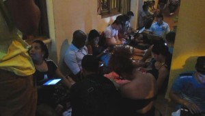 Jóvenes cubanos se conectaban a internet en los hoteles gracias a Leinier Cruz. (Cubanet)